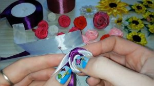 Двухцветная роза из атласных лент