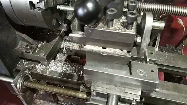 Токарный станок своими руками. Нарезание трапецеидальной резьбы 20х4 Homemade Lathe Metal