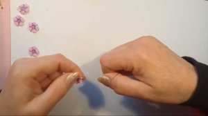 Маленькие цветы из бисера .