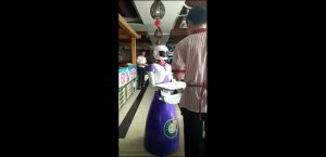 Робот-официант принимает заказы 