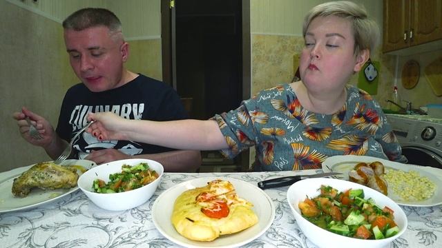 Мукбанг жадный муж, эгоист, думает только о себе! Делим кусок курицы на двоих! Ужин наперегонки