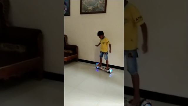 Main hoverboard dirumah