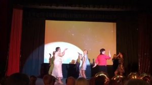 Супер зажигательный танец учителей на выпускной!