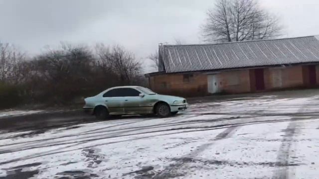 Дрифт на BMW M520i. Первый снег. Идёт ли Беха из 1997 года бочком?? Что же случилось с БМВ?? смотреть онлайн