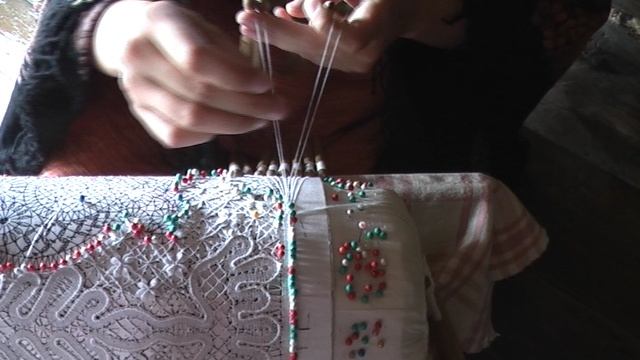 Плетение кружев на коклюшках