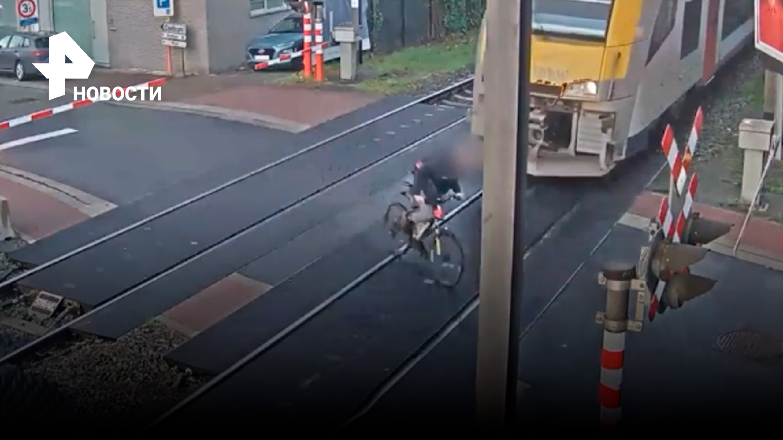 Велосипедист разъехался со смертью - проскочил перед поездом / РЕН Новости