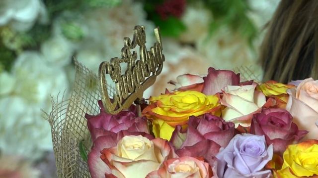 Букет из 25 роз микс 50 см (Эквадор) смотреть онлайн