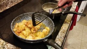 Креветки с морскими гребешками. Рецепт Димы Кулинахера.