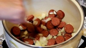 Тушеная капуста с копчеными колбасками и фасолью
