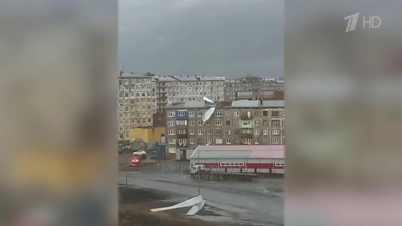 Мощный ураган обрушился на Норильск