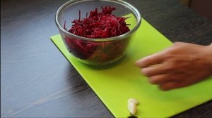 Сыроедческий салат из свеклы. Очень вкусно и быстро