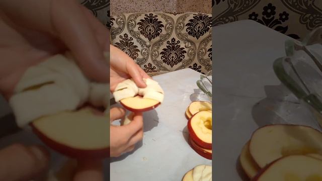 Самые сочные и вкусные яблочные булочки за 20 минут. Яблочные булочки из слоеного теста.