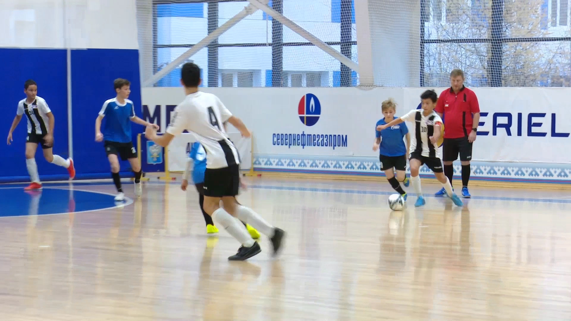 Новый Уренгой принял окружные соревнования по мини-футболу среди юношей до 14 лет