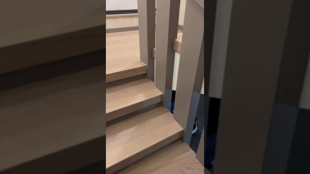 Обзор очень красивой лестницы с ограждением из балок. Наша лестница - это надежная опора для Вас! смотреть онлайн