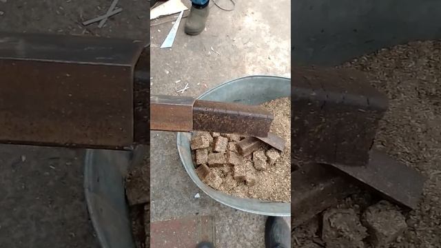 Пресс для брикетов из отходов подсолнуха 220В. 50 кг/ч. смотреть онлайн