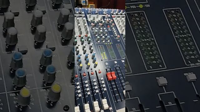 Рабочий микшерный пульт Soundcraft LX7 II после чистки от пыли и грязи.