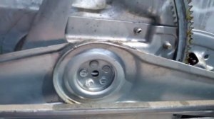 Почему дребезжит опущенное стекло ?