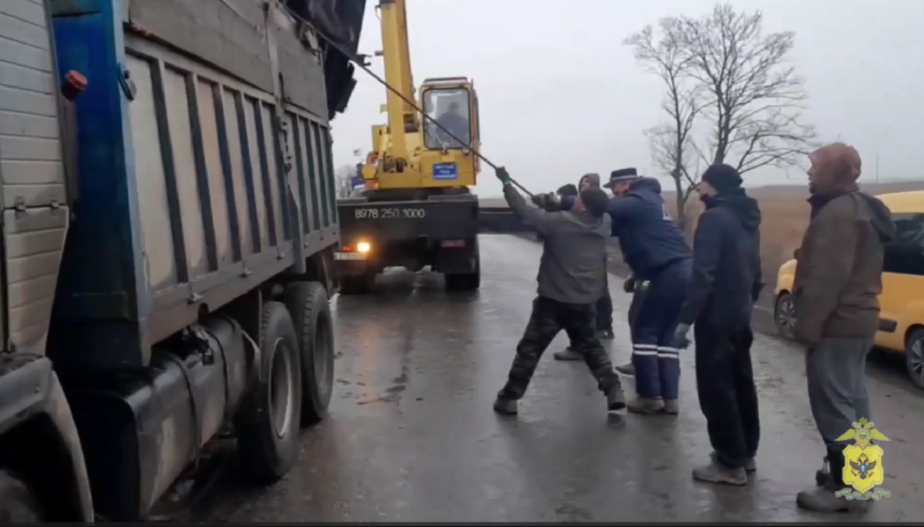В Херсонской области сотрудники Госавтоинспекции оказали помощь водителю грузовика