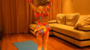 Моя сестра делает гимнастические трюки.Это только несколько трюков.