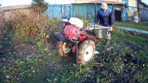 Самодельная рама мотоблока не мешает фрезам при работе