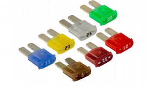 Ставим предохранители по 5А для обогрева сидений и 7.5А для противотуманок