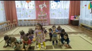 Танец с мячами младшая группа