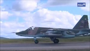 Штурмовик Су-25 сел на дорогу