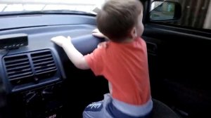 Ребенок слушает музыку