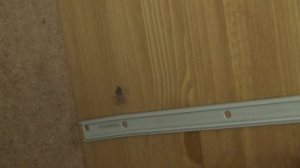 Выпадает мебельный крепеж. Как его закрепить.