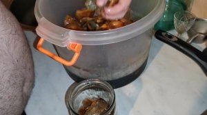 Укладка солёных рыжиков в банки на длительное хранение.