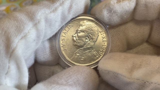 Монета Чехословацкая. 100 и 50 кронС портретом И.В.Сталина.