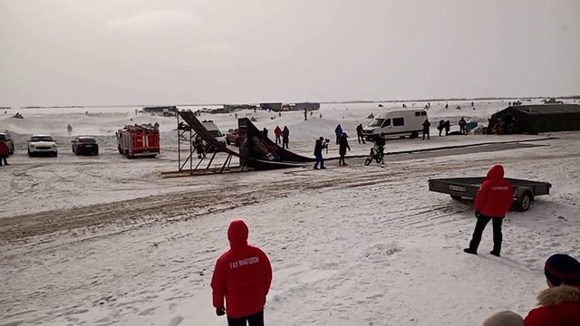 Прыжки с трамплина мотоциклов и снегохода, тренировка и полное выступление на день оленевода.