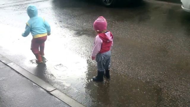 Санта прыгает по лужам  Санта веселится Santa jumping through puddles  Santa fun