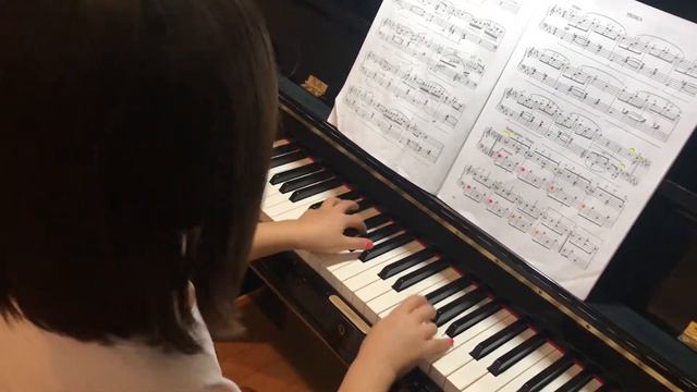 Grace at age 7 playing Hungarian Rhapsody No.2 Franz Liszt, adapted by John Thompson смотреть онлайн