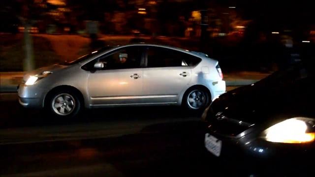 Toyota Prius vs Toyota Yaris смотреть онлайн