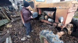 Заводим старый дизельный трактор после 1 года простоя. Заведется ли?