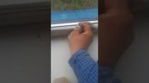 Чистим рамы окон от клея скотча
