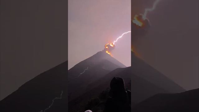 Молнии из вулкана Акатенанго в Гватемале