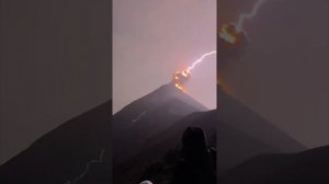 Молнии из вулкана Акатенанго в Гватемале