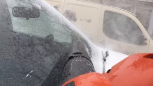 Чистка автомобиля от снега с помощью воздуходувки Husqvarna