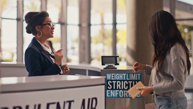 Shay Shares her Baggage with Us | Shay Mitchell смотреть онлайн