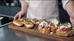 Брускетта с сыром "Адыгейский" Предгорье Кавказа, авокадо и томатами