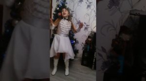 Девочка в 9 лет красиво поёт