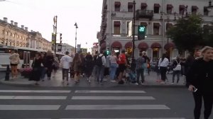 Вечерний Санкт-Петербург, на Невском проспекте танцуют и выступает группа "Висконти"...