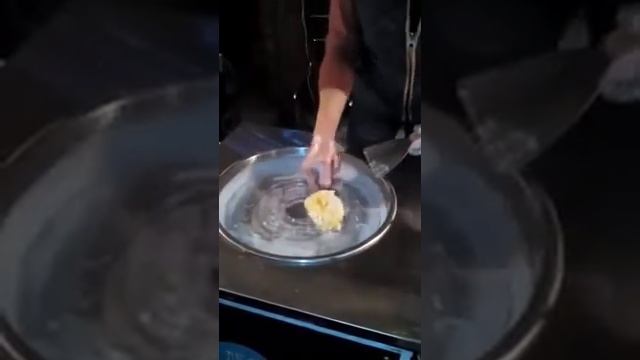 Вот так мы готовим наше удивительное натуральное ролл-мороженое из ягод и фруктов. смотреть онлайн