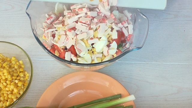 Простой ЛЕТНИЙ салат с КРАБОВЫМИ ПАЛОЧКАМИ!!! САЛАТ С КРАБОВЫМИ ПАЛОЧКАМИ и кукурузой
