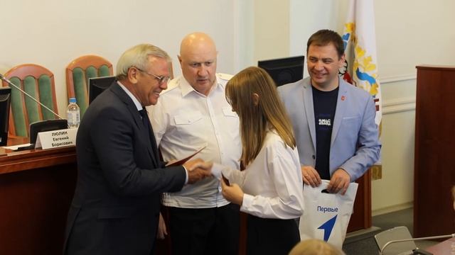 Юрий Арсентьев и Евгений Люлин вручили паспорта граждан РФ активистам молодёжных организаций