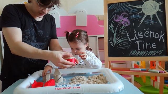 Алиса открывает и играет в космический песок / Alice opens and plays space sand смотреть онлайн