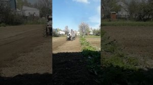 Тяжелый мотоблок в работе