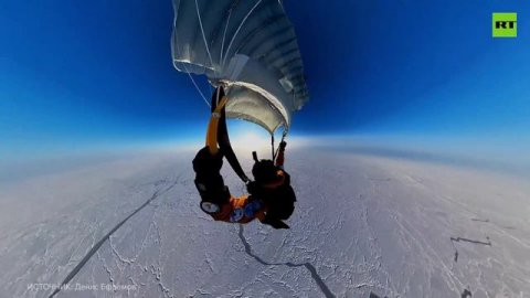 Прыжок Дениса Ефремова из стратосферы на Северный полюс — видео от первого лица